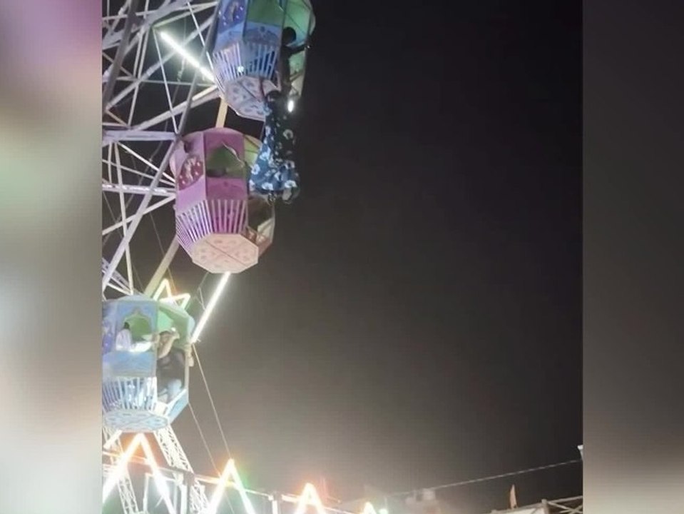 In 10 Metern Höhe: Frau klammert sich an Riesenrad-Gondel