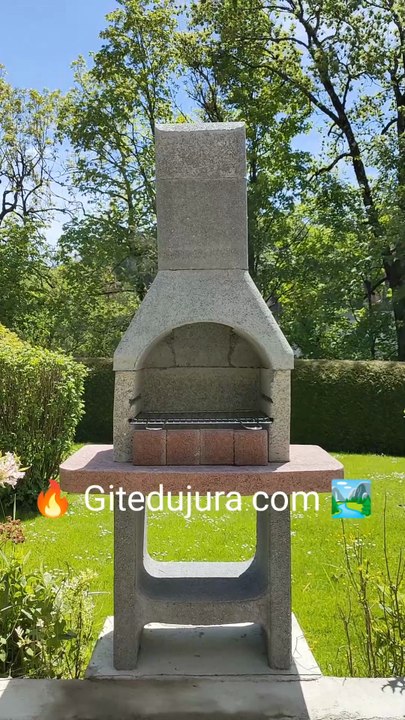 Gîte été avec barbecue en terrasse privative, cuisine extérieure en location vacances saisonnières dans les Montagne du Jura, bord jardin rivière, grillades plein air nature cuisson grille charbon de bois