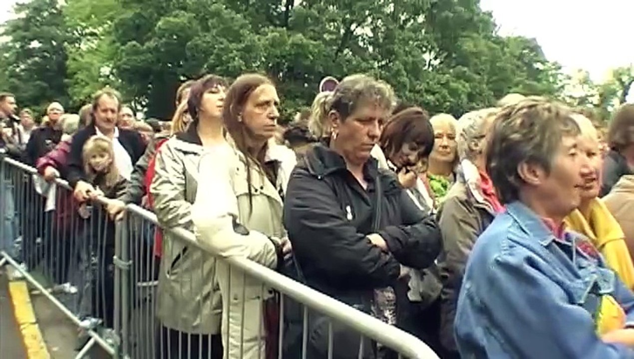 Johnny Hallyday – Tour 66 : Reportage sur ses Fans (Juin 2009 – 7 Minutes TV)