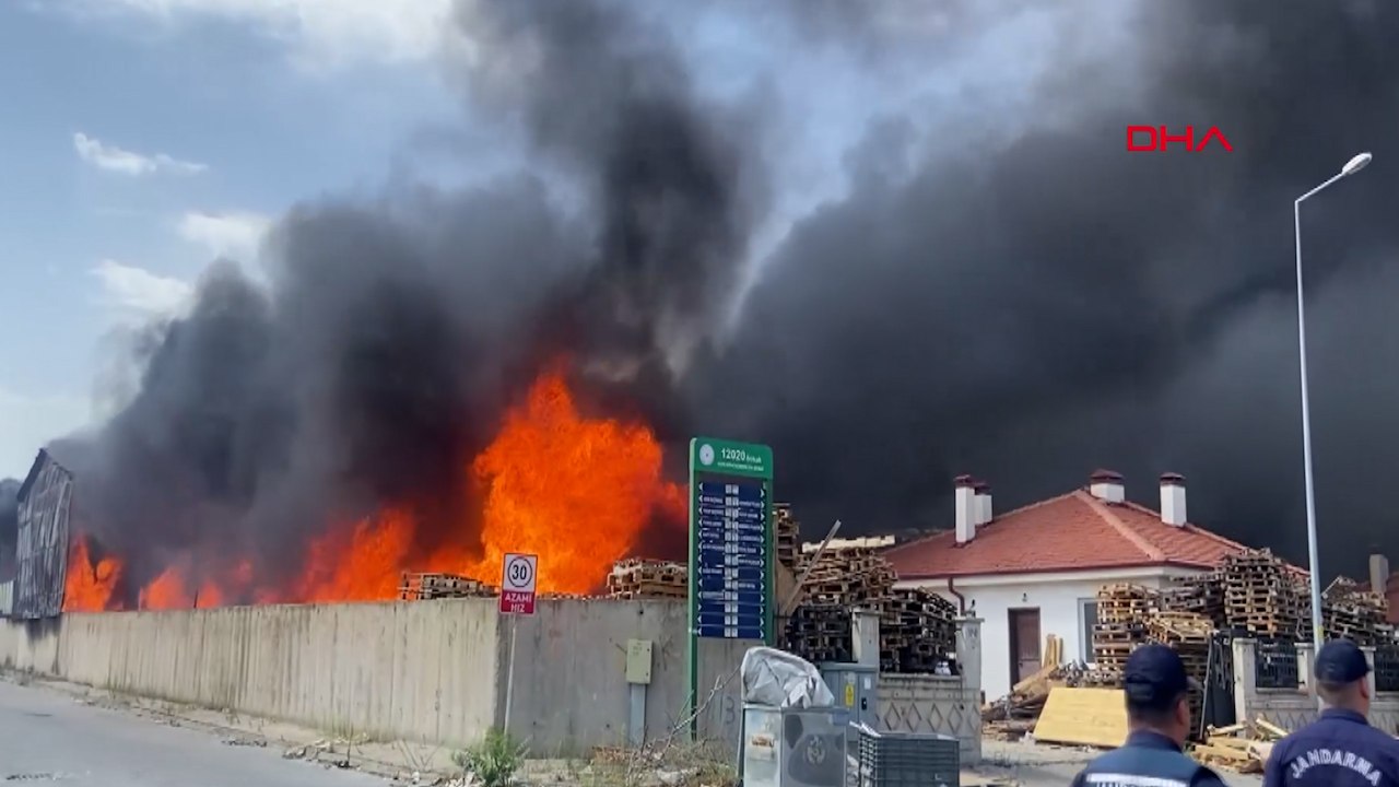 Eskişehir'de fabrikada yangın çıktı, yanındaki 2 fabrikaya da sıçradı