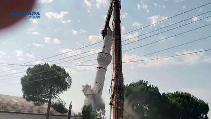 Sındırgı’da Hasarlı Minare Kontrollü Yıkıldı