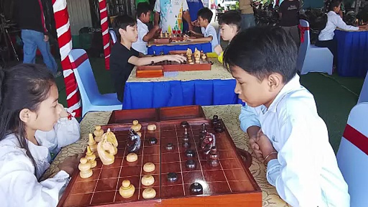 ចំណាប់អារម្មណ៍ផ្ទាល់ខ្លួនអង្រួនចិត្តកុមារី ហ្សូលី និង លីហ្សា រៀនលេងកីឡាអុកចត្រង្គ