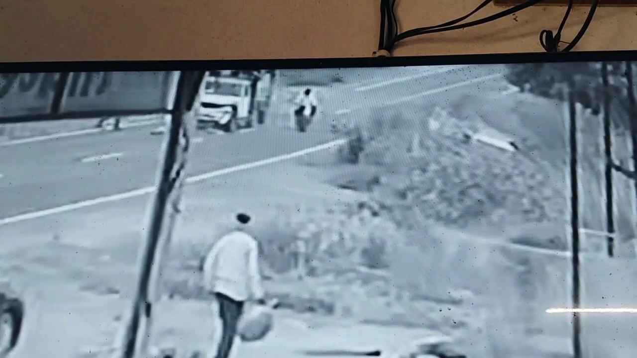 झुंझुनूं में सड़क हादसा: पिकअप की टक्कर और टेम्पो से कुचलने के कारण बाइक सवार की मौके पर मौत
