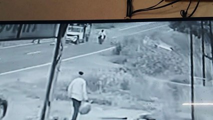 झुंझुनूं में सड़क हादसा: पिकअप की टक्कर और टेम्पो से कुचलने के कारण बाइक सवार की मौके पर मौत