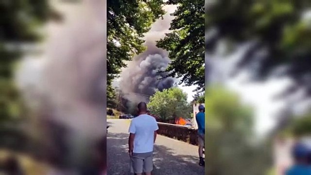 Carrara, bruciano tre auto: impressionante colonna di fumo si alza in cielo