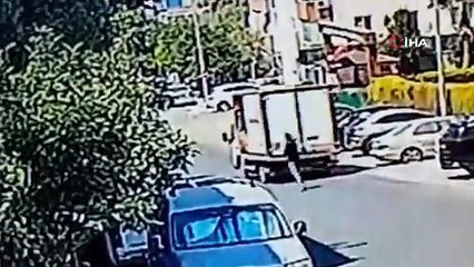 Freni boşalan kamyoneti durdurmak için sürücüsünün peşinden koştuğu anlar kamerada