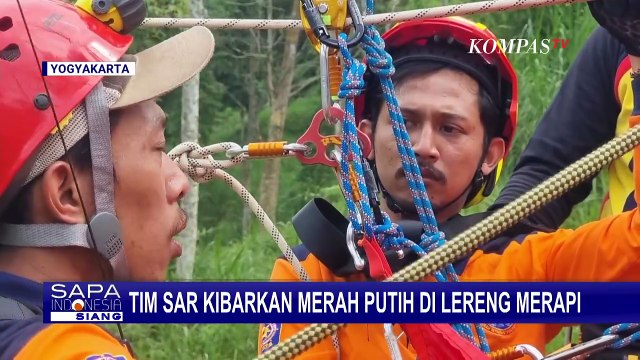 Aksi Tim SAR Kibarkan Merah Putih Raksasa di Ketinggian 35 Meter Lereng Merapi