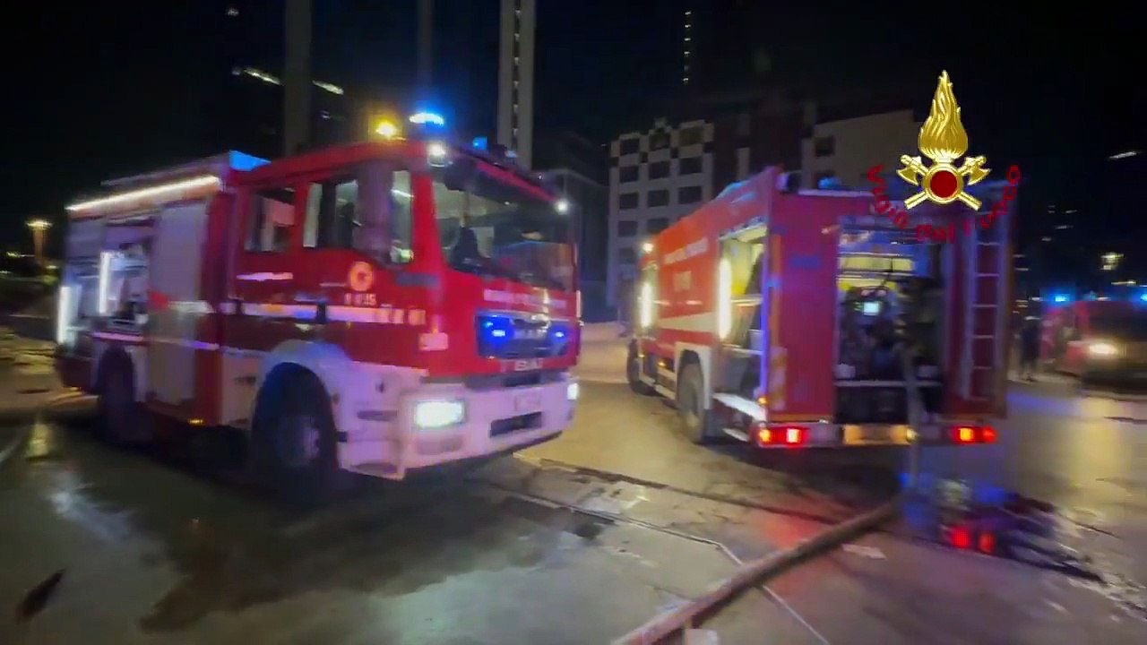 Napoli, incendio in un grattacielo del Centro direzionale: distrutti due piani
