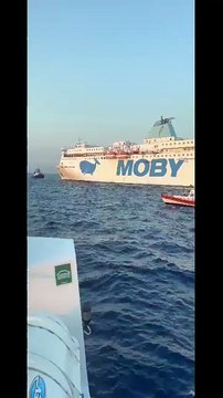 Napoli, i soccorsi in mare alla nave traghetto della Tirrenia