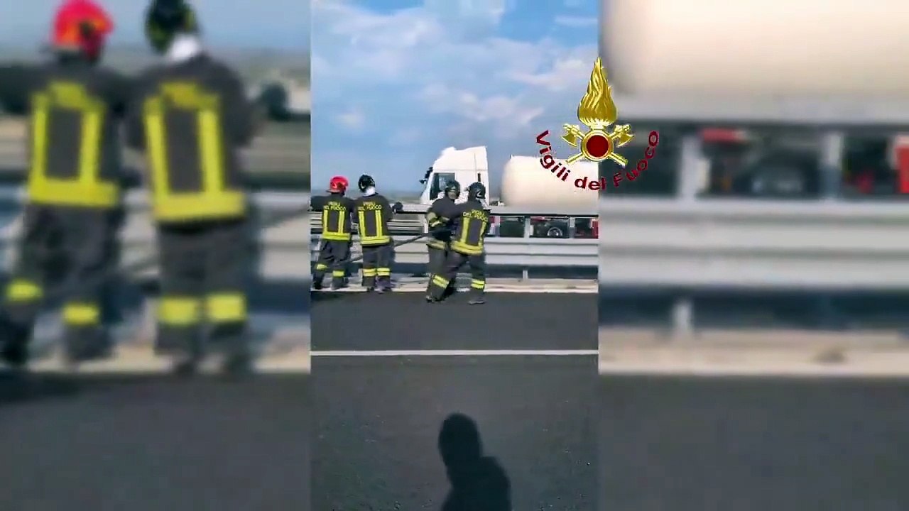 Tir in fiamme sulla A1 a nord di Roma: i vigili del fuoco spengono l'incendio