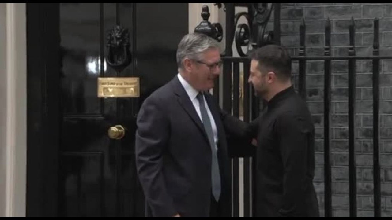 Zelensky a Londra, accolto calorosamente da Starmer a Downing Street