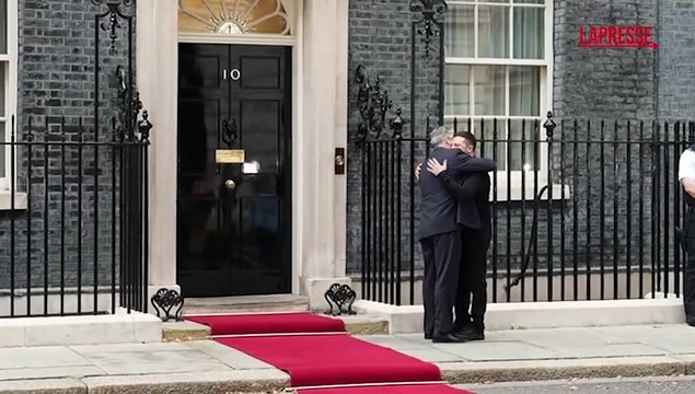 L'arrivo di Zelensky a Downing Street ricevuto da Starmer