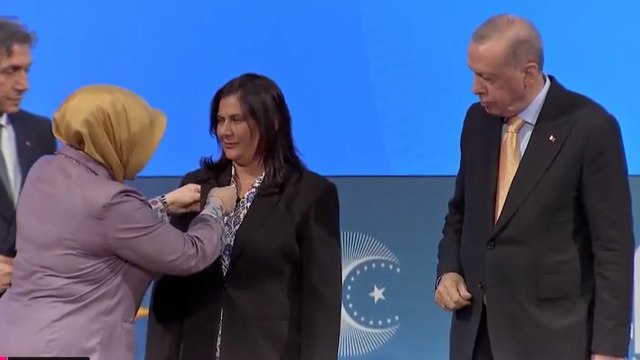 Özlem Çerçioğlu AKP'ye katıldı