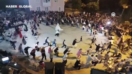 Köy düğününde yüzlerce kişi gelin ve damatla zeybek oynadı
