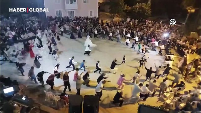 Köy düğününde yüzlerce kişi gelin ve damatla zeybek oynadı