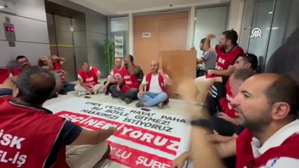 İzmir Karşıyaka Belediyesi işçileri, maaş alamadıkları gerekçesiyle eylem yaptı