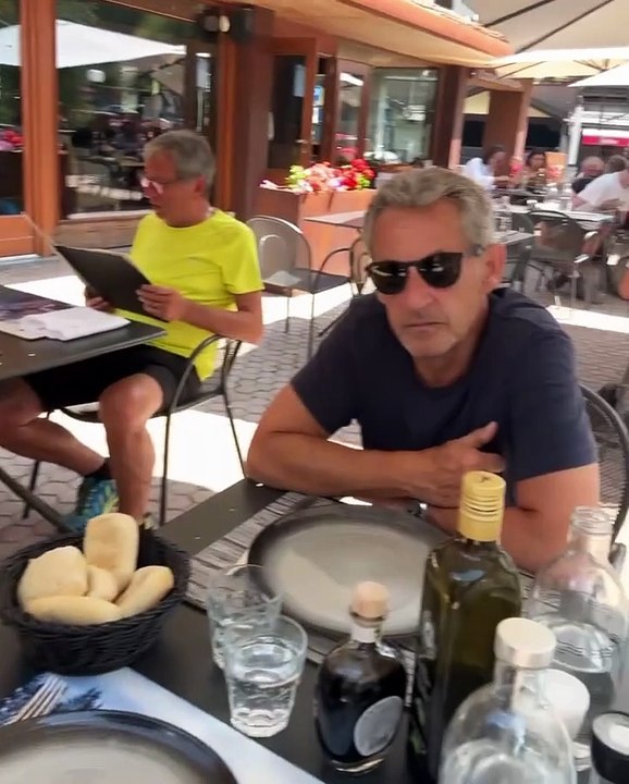 Carla Bruni filme un moment complice avec Nicolas Sarkozy… et dévoile par inadvertance l’écran allumé de son téléphone