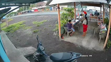 VIDEO: ¡Intentó adelantar! Motociclista pierde la vida aplastado por un tráiler