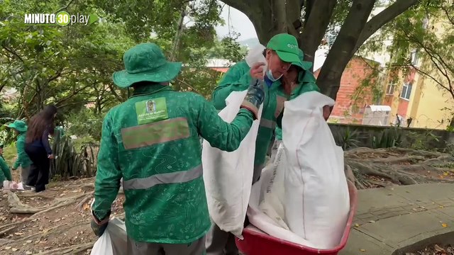 'Sacan colchones y escombros': Autoridades alertan por desechos en quebradas de Medellín