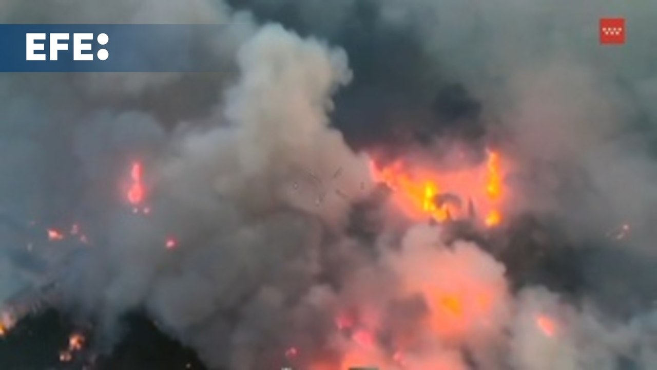 Imágenes aéreas de los momentos más intensos del incendio de Tres Cantos (Madrid)