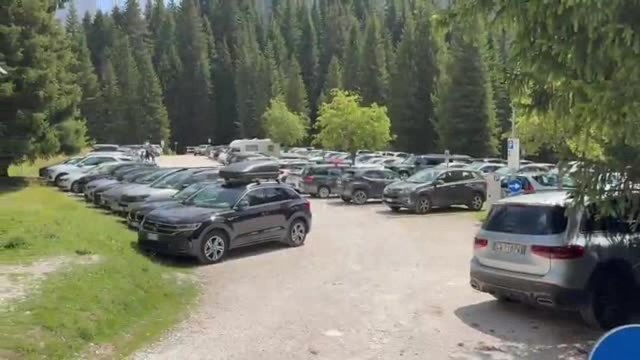 Vigilia di Ferragosto in Trentino, parcheggi esauriti ai piedi delle Dolomiti: «Sembra di essere a Rimini»