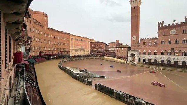 Siena, piove su piazza del Campo a due giorni dal Palio