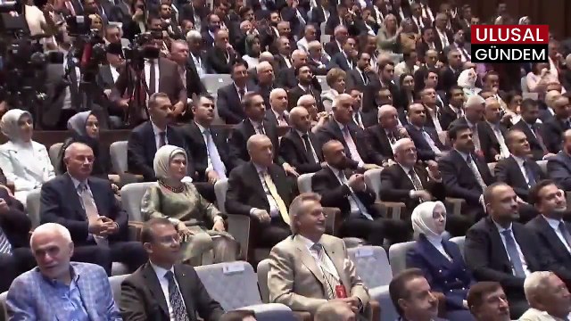 Özlem Çerçioğlu resmen AK Parti'de: rozetini taktı, Alnım Ak, Başım Dik dedi