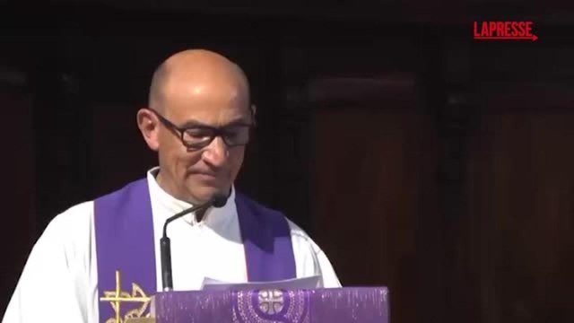 Il parroco cita De André ai funerali di Cecilia De Astis a Milano: «Alle periferie non servono proclami o encicliche, ma azioni concrete»