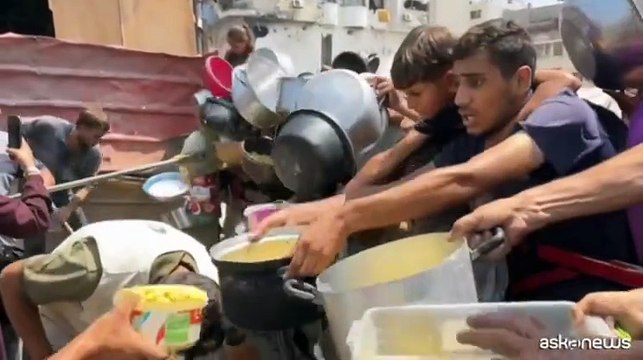A Gaza ressa di palestinesi stremati per ricevere cibo e acqua