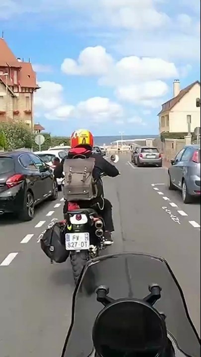 ➡️ Paris-Deauville en motos Fantic Caballero et Himalayan 450 #fantic #motolife #bikelife #bikelifestyle #streetstyle #motolifestyle #streetlifestyle #street_art_biker #street_artbiker #moto #fanticcaballero #fanticmotor #fantic