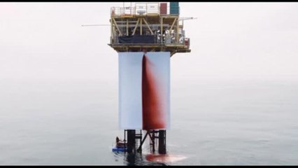 Greenpeace in azione, opera di Anish Kapoor su una piattaforma Shell