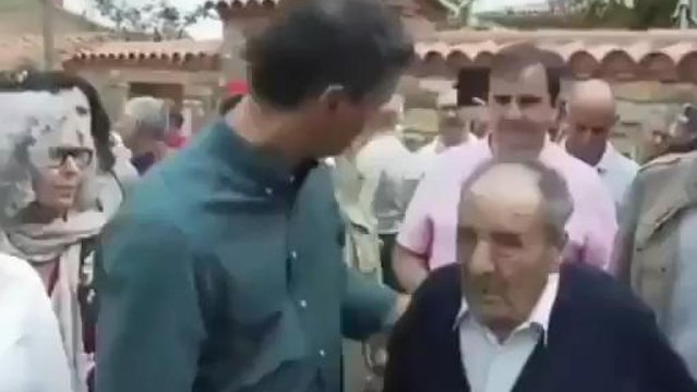 Vídeo | Recibimiento hóstil a Pedro Sánchez por los vecinos de Sierra de la Culebra (Zamora) tras los incendios de 2022.