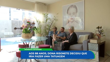 dona Risonete, aos 88 anos, mostra que não há idade para realizar desejos e surpreende a todos com tatuagem de brasão familiar