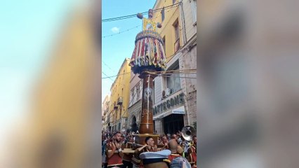 L'arrivo del Candeliere degli Autoferrotranvieri a Palazzo di Citt?. ? il secondo cero della Faradda.