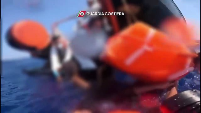 Le drammatiche immagini del salvataggio dei naufraghi al largo di Lampedusa