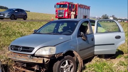 Mulher fica ferida após Corsa sair da pista e cair em canteiro central da BR-467, em Cascavel