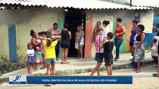 Fossa dentro da sala de aula de escola no fundão