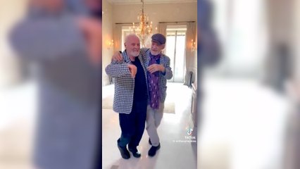 El baile de Anthony Hopkins y McKellen