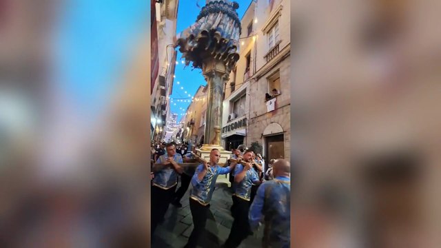 Faradda, il ballo spericolato dei Muratori, che fanno inclinare il cero a destra e sinistra durante i passi di danza dei portatori