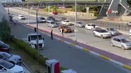 Çekiç ve sopalarla birbirlerine girdiler