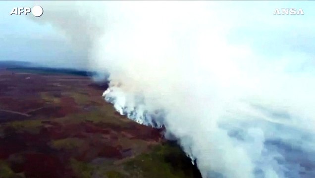 Nel Regno Unito sono in fiamme i boschi del North York Moors