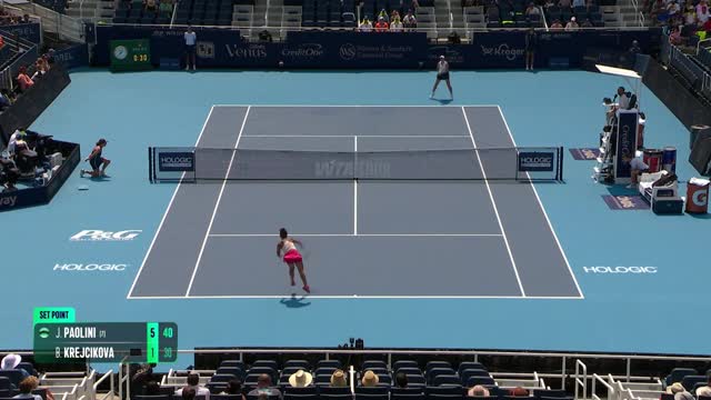 Cincinnati - Paolini surclasse Krejcikova et file en quarts