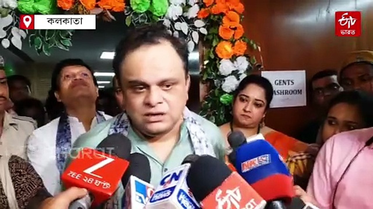 পতাকা উত্তোলন করে বিচারের দাবি, রাত দখল নিয়ে কটাক্ষ ব্রাত্যর