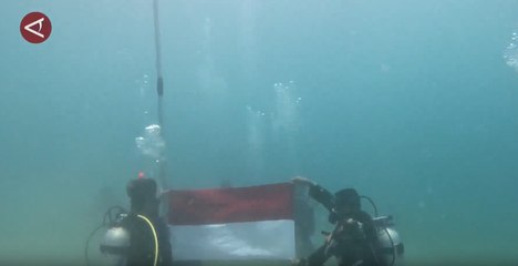 Pengibaran bendera merah putih di bawah perairan Selat Malaka