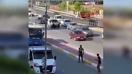 Güpegündüz ellerinde çekiç ve sopalarla trafikte birbirlerine girdiler!