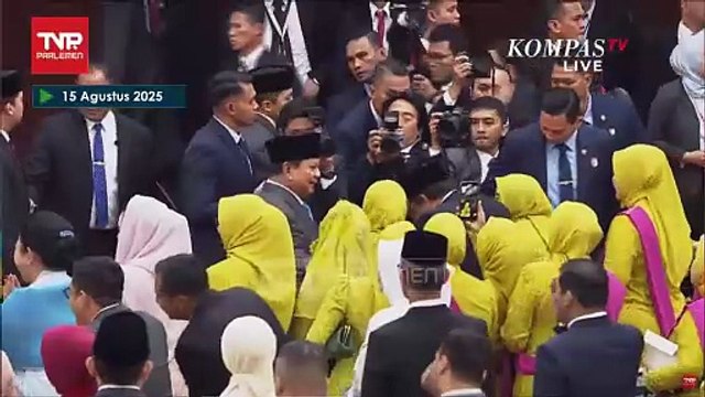 Momen Jempol Jokowi untuk Prabowo usai Pidato di Sidang Tahunan MPR 2025