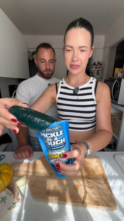 Sandwich au cornichon bleu 😂