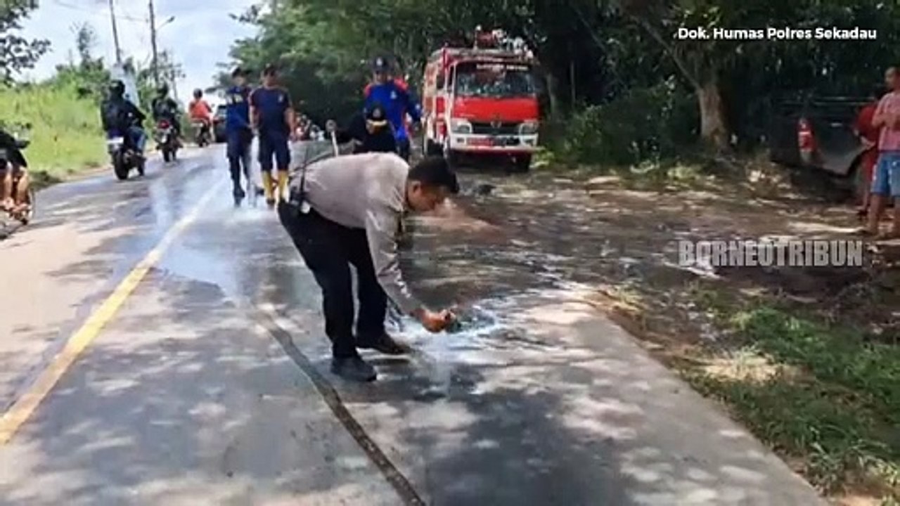 Tumpahan solar di Jalan Merdeka Timur Sekadau dibersihkan Satlantas dan Damkar dalam waktu singkat