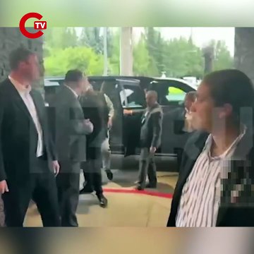 Rusya Dışişleri Bakanı Sergey Lavrov, üzerinde (CCCP) USSR yazan bir SSCB ceketi giyerek Alaska'ya geldi.