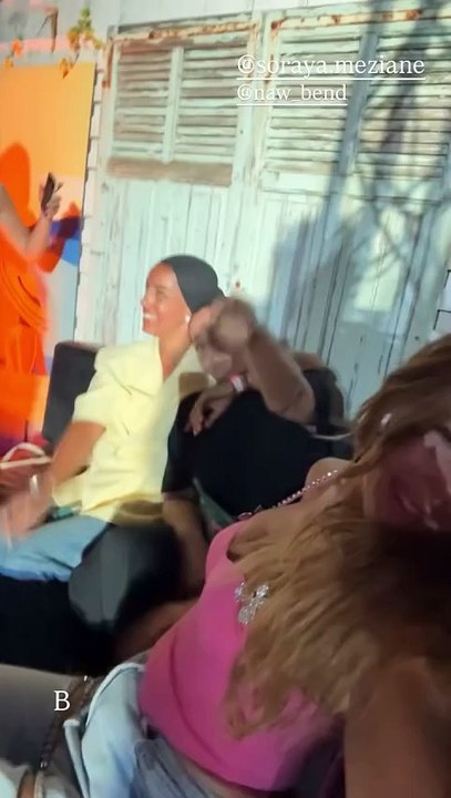 Vitaa publie régulièrement des vidéos sur son c...